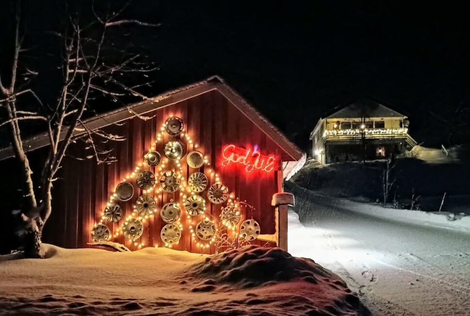 God morgen 1. juledag På en garasje henger felger formet som et juletre med julelys