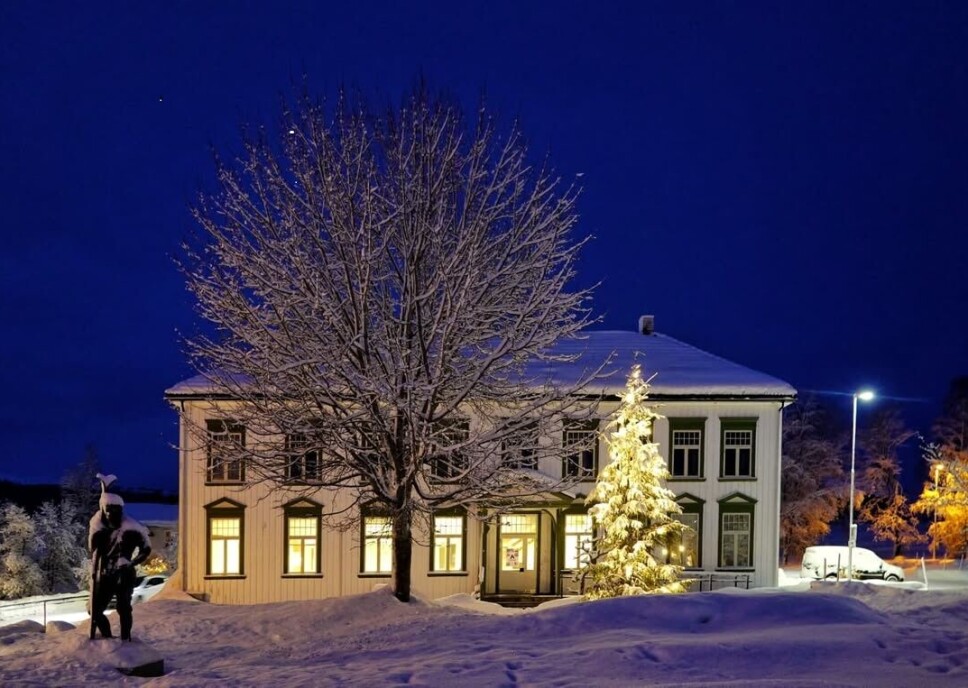 God morgen 2. juledag Et stor gammelt trehus. Kveldsmørke og snø, og et opplyst juletre.