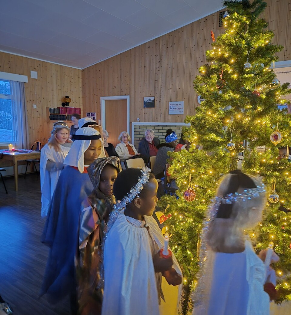 Juletrefest på Eidet Bedehus Barn går rundt juletreet