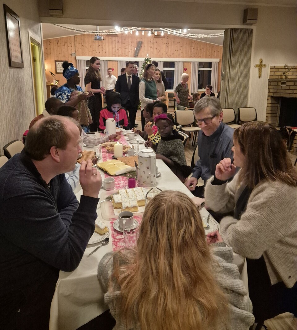 Juletrefest på Eidet Bedehus Mennesker spiser kake rundt et bord