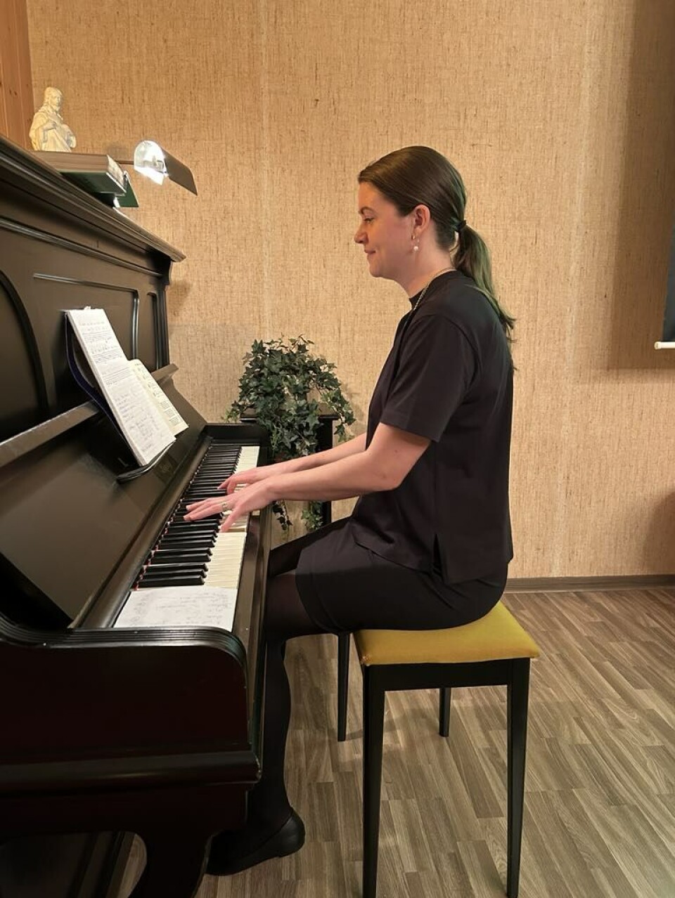 Juletrefest på Eidet Bedehus En kvinne spiller piano
