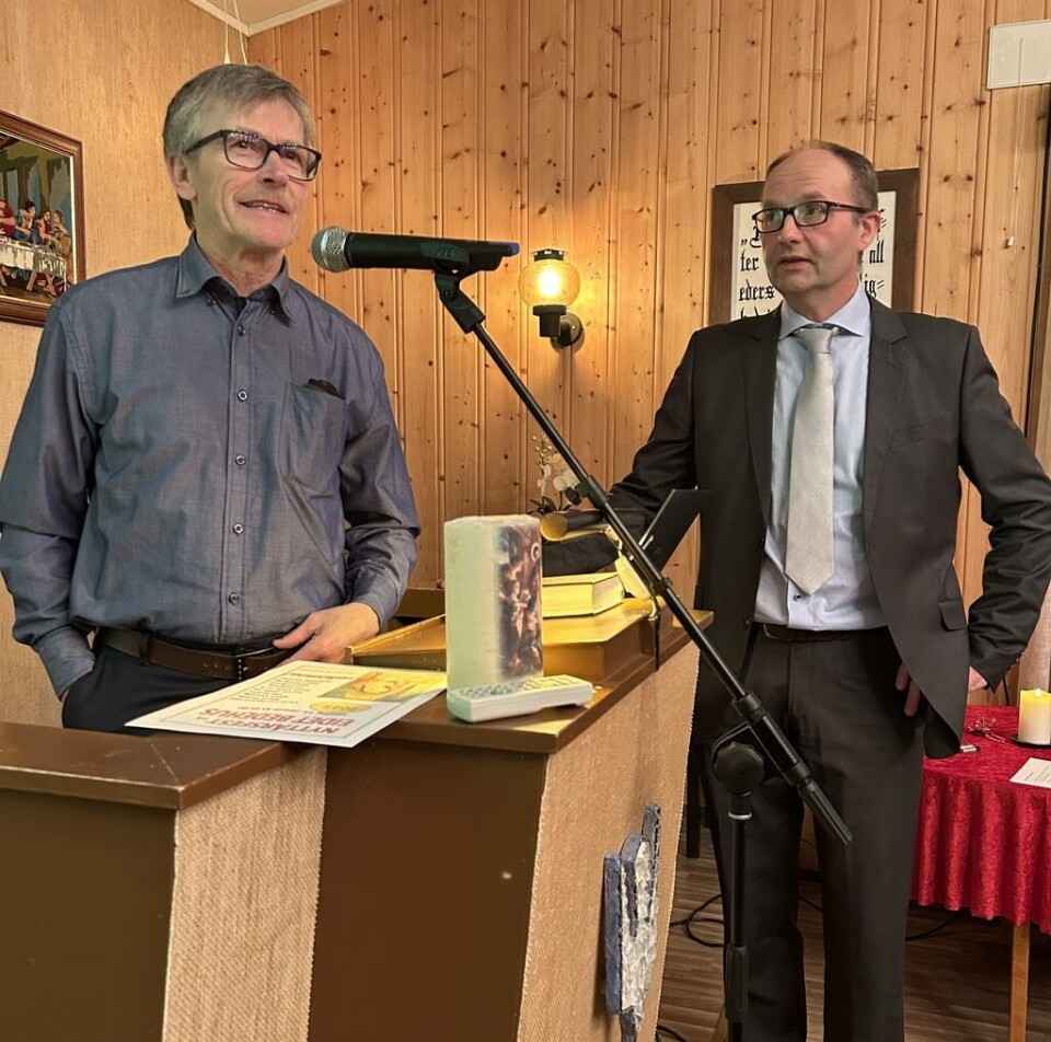 Juletrefest på Eidet Bedehus To menn snakker i en mikrofon