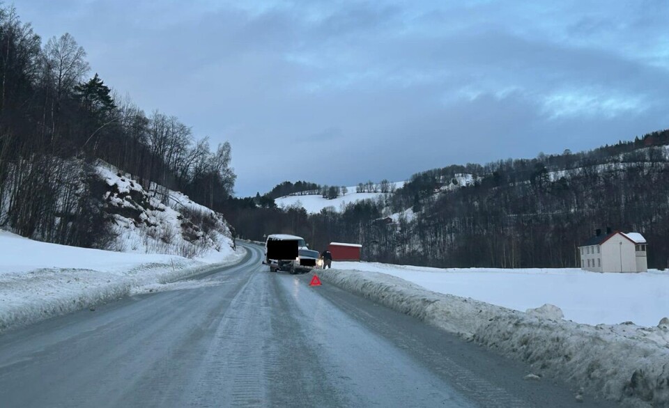 En personbil med en større bil bakpå har havna i grøfta på fv65 i Rindal. Bildet er delvis sladdet. Bilen står i feil kjørefelt, og kan bli til hinder for trafikken ei stund. En bil som har havna i grøfta, islagt vei.