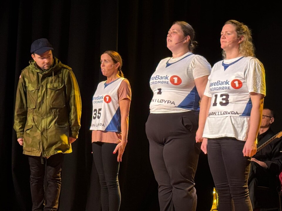 Når fenriken kommer, viser det seg at det ikke er bare bare å vaske klær. Man må tenke både på farger, temperatur og andre ting som kan skape vanskeligheter. En skuespiller utkledd i militærklær. Tre i treningsklær.