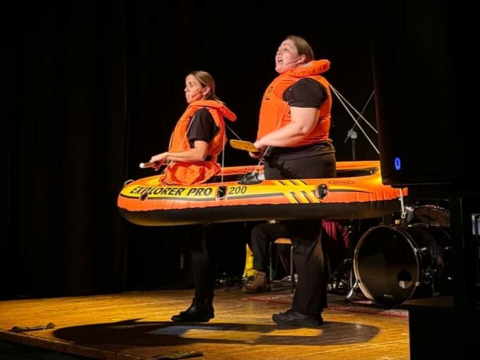 Et av numrene som skapte størst jubel var da Øyunn og Silje Beate sang om elvaslam med melodien fra ''Den Glade Vandrer' mens publikum klappet i takt. To damer med redningsvest står med en gummibåt rundt seg. Begge holder en åre.