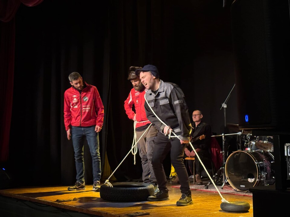 Gøran, Kristian og Trond Ivar beveget seg over fylkesgrensen da de spilte 'Rindal Dekktrekkarlag'. Der kom ordspill om hjul, dekk og det å dra, hvor det kunne dukke opp både dekknavn og dekkhistorier. Og hva om man ikke har dekk-ning på mobiltelefonen oppe på fjellet? Tre skuespillere. To har et dekk hver i ulik størrelse.