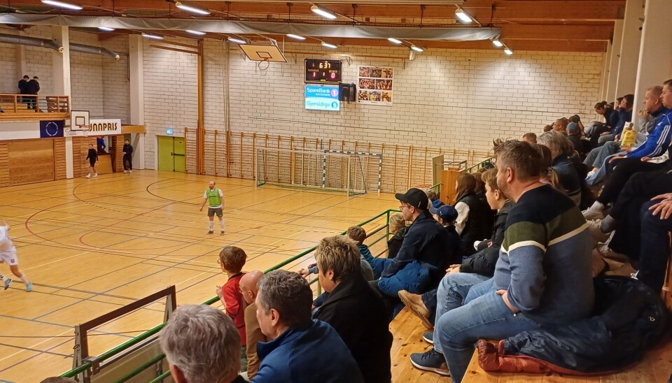 Ivrige tilskuere i Surnadal Idrettshall. Publikum på tribunene