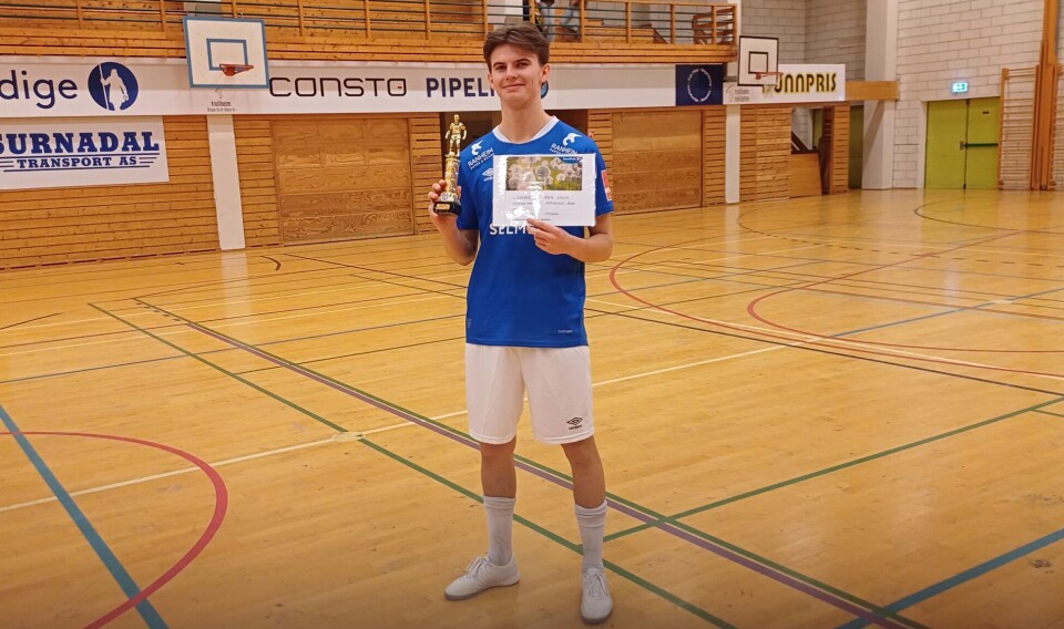 Sander Liabø ble kåret til turneringens beste spiller. Et gutt på banen holder et trofe
