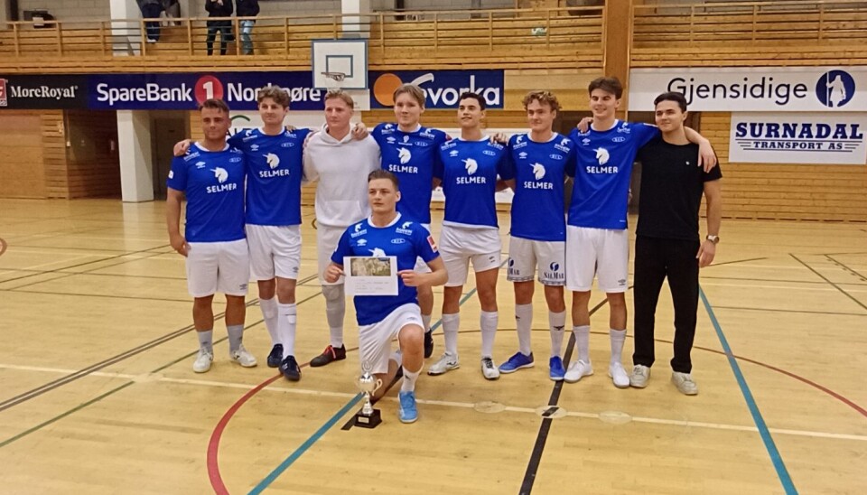 Årets gullvinnere av Alti Romjulscup - Skålemål. Et lag med blå drakter