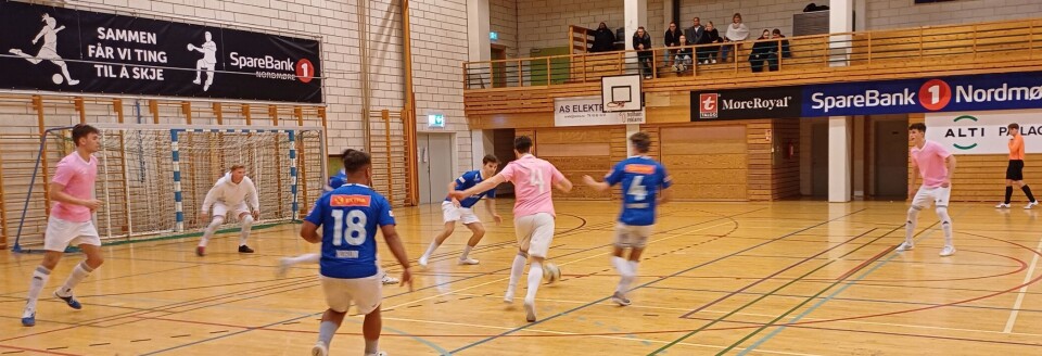 Ronaldinhos Utvalgte og Skålemål i aksjon. En håndballkamp spilles