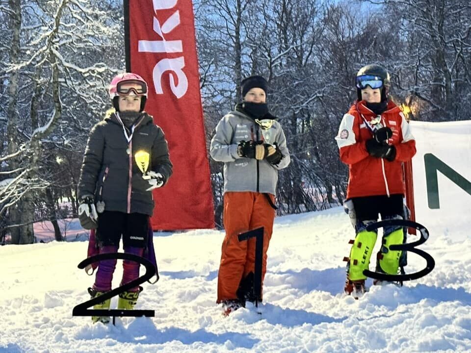 Birgitte Øie Nordvik tok 1. plass i slalåm og 2.plass i storslalåm Tre jenter på pallen