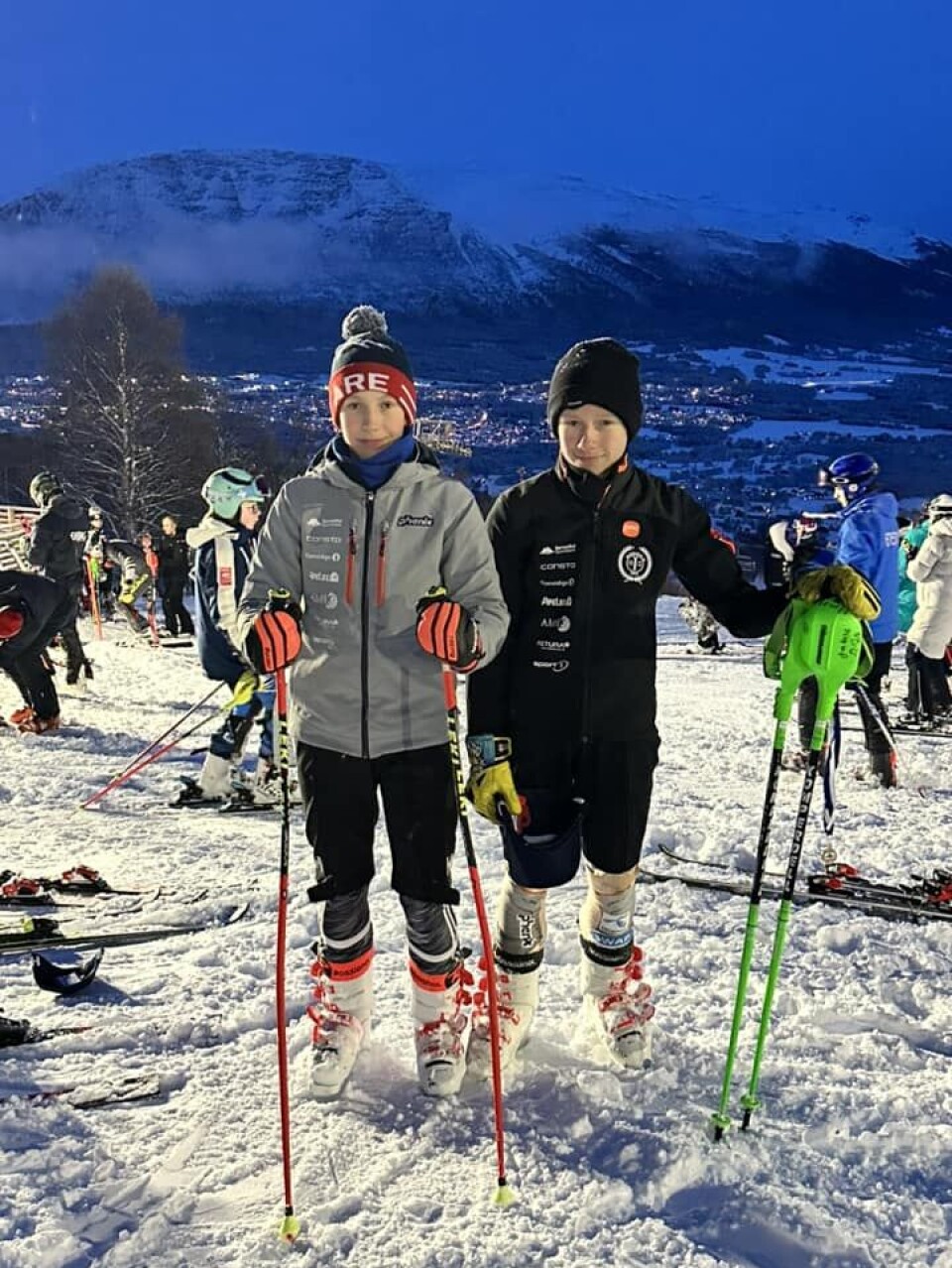 Håkon Mogstad og Even Rodal Haugen, førsteårs U16. To gutter med staver og slalåmsko i snøen