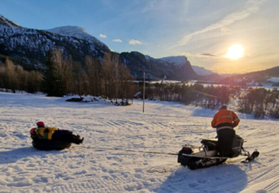 Full fart! Ti fartsglade ungar var med på snøscooterdag. Barn aker etter snøscooter