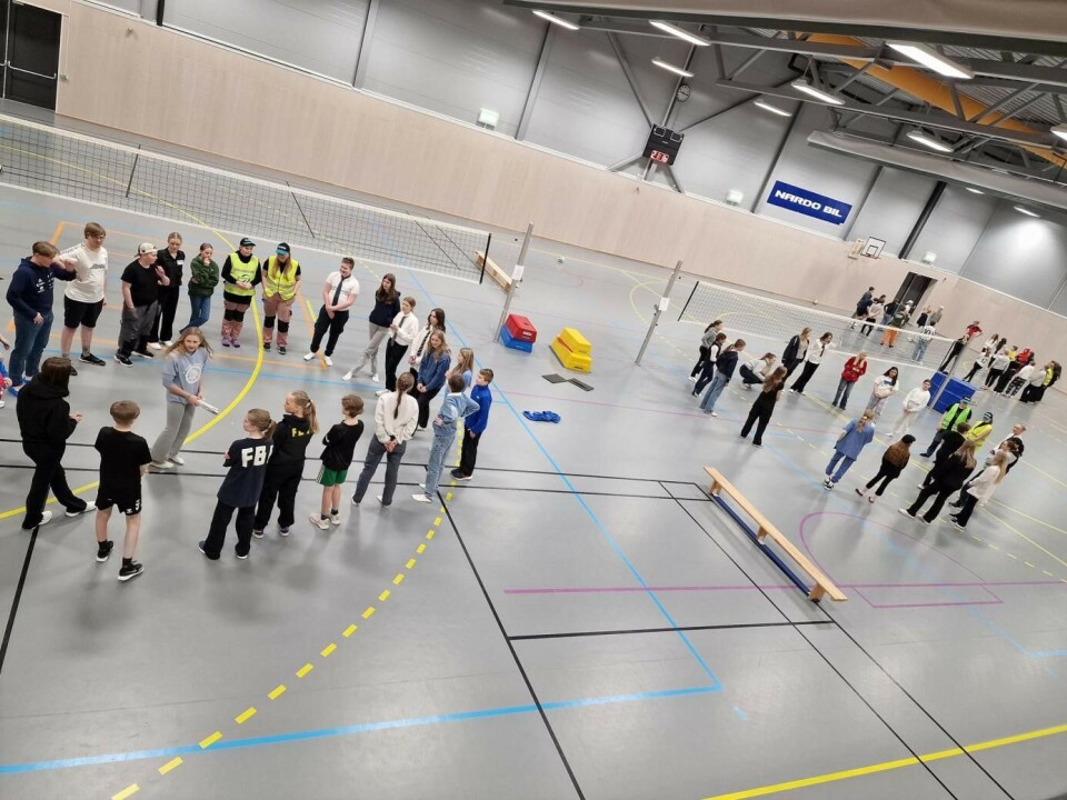 Null søvn og mykje artigheit i Straumsneset på nattvolleyball. Bilde av mange ungdommer i en hall