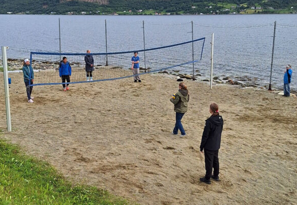 Nokre spontane turar til sandvolleyballbanen på Kalkstranda vart det også, trass sur vind. Ungdommer spiller volleyball på utendørs volleyballbane