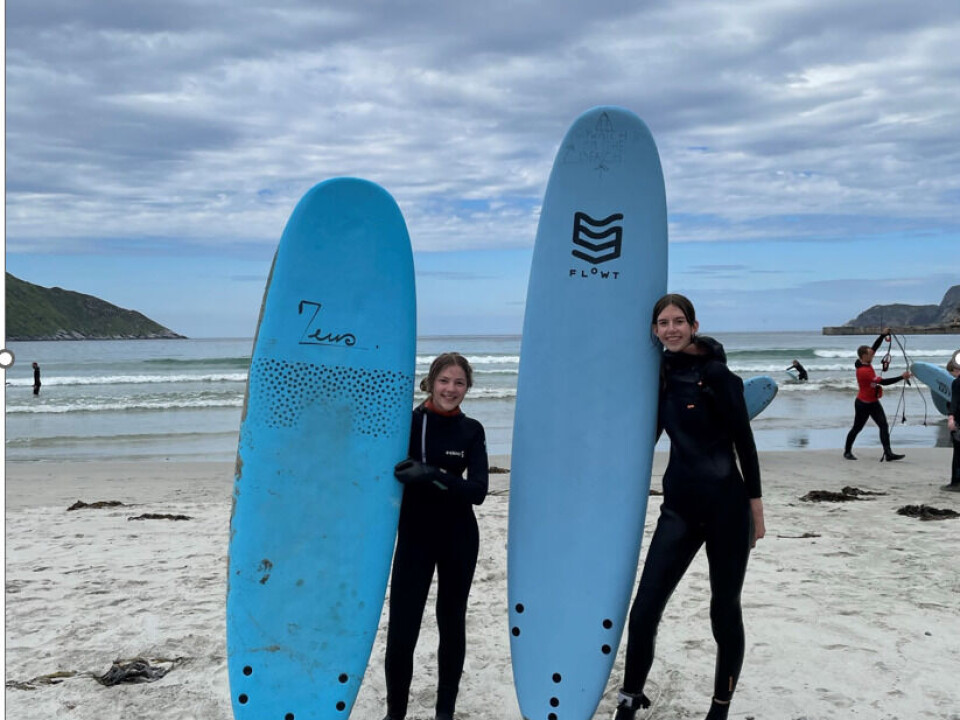 Simone og venninna Ingeborg frå Gjøra fekk prøvd seg på surfing i Hoddevika under fylkesleiren. To jenter med surfebrett på stranda