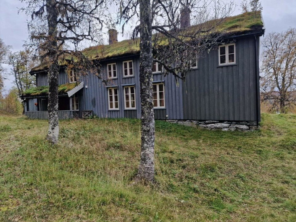 Markagarden Vaulen, ein flott plass å samlast til villmarkshelg. Bilde av et eldre hus med torvtak