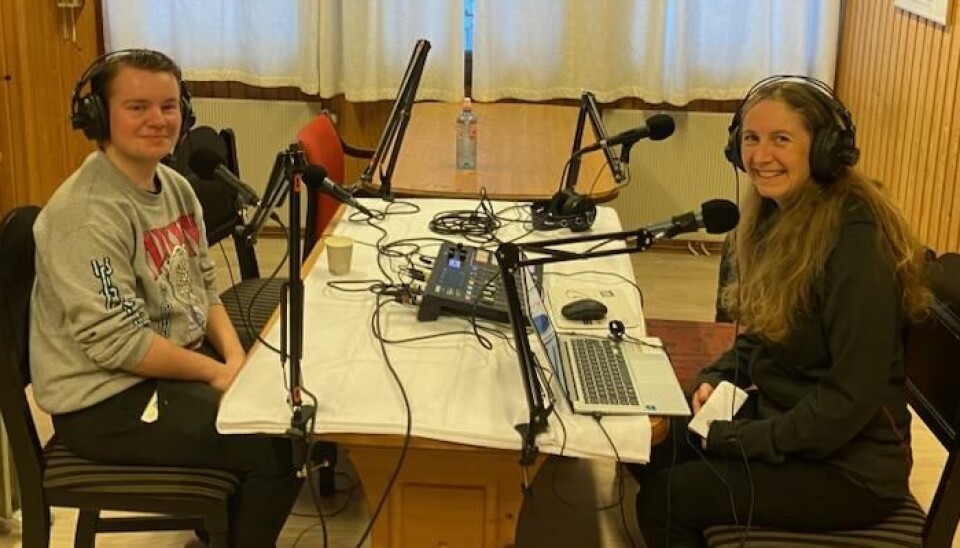 Ivan Lorgen og Gunn Elin Røen To mennesker sitter på hver side av et bord med headset på hodet og mikrofoner foran seg.