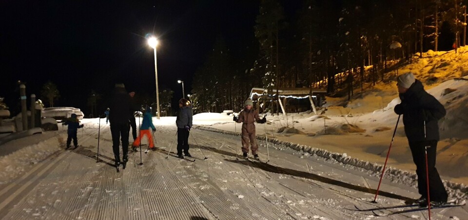 Tjønnmyra i Todalen. Folk på ski i ei lysløype.