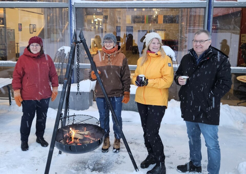F.v. Friluftskonsulent Norunn Holten, folkehelsekoordinator Trine Glåmen, kulturleiar Lilly Husby og ordførar Hugo Pedersen. Tre damer og en mann som står godt kledt ved ei bålpånne.
