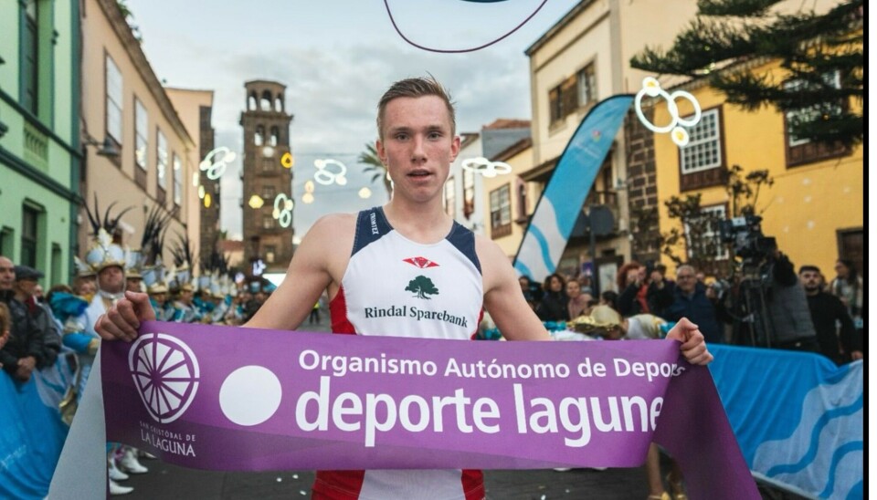 Magnus kan juble for seier i San Silvestre Lagunera! mann holder målstrek