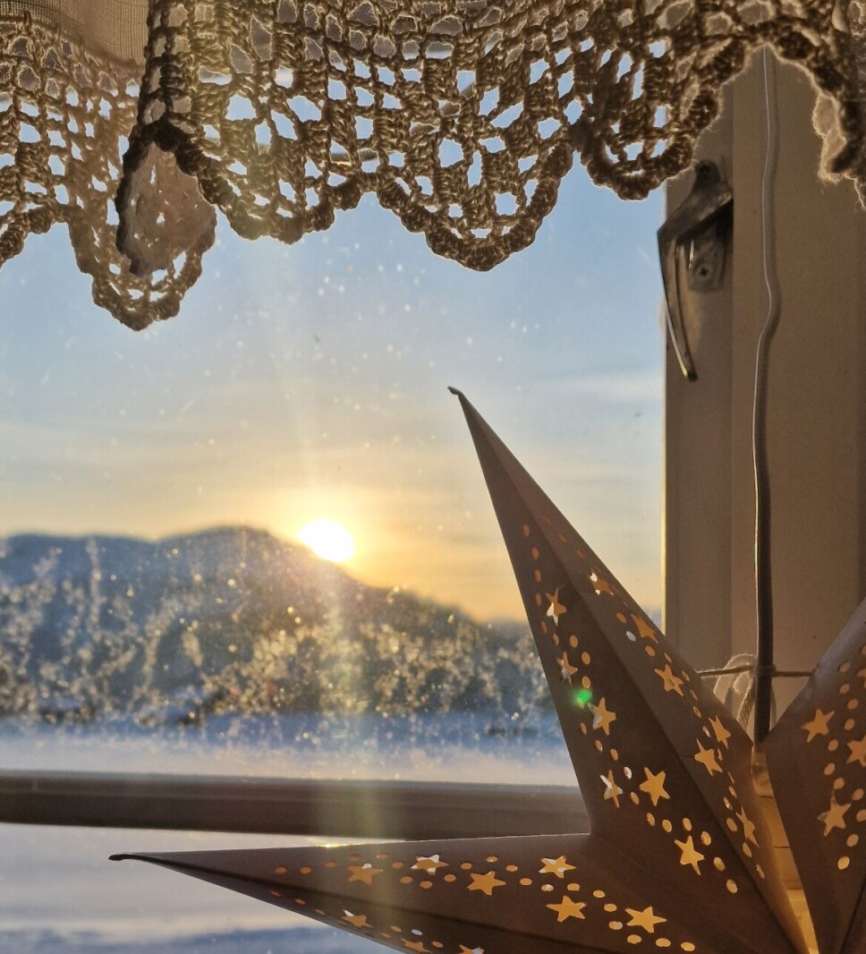 Påskestemning på Vang. Julestjerne i vindu med snø ute