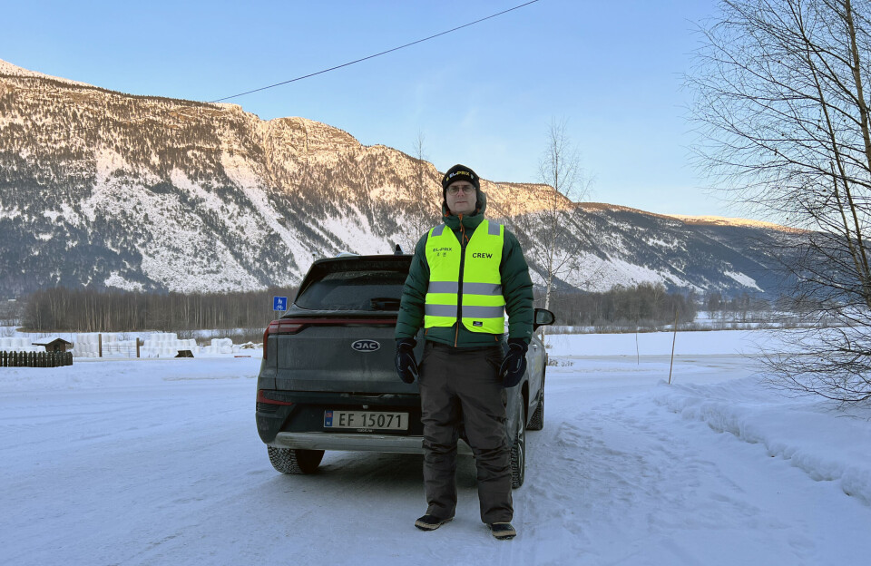Nils Sødal, senior kommunikasjonsrådgiver i NAF. Bilde fra den store elbiltesten - El Prix - vinteren 2023 etter at bilen gikk tom for strøm i 19 minusgrader.