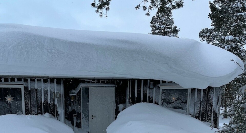 Kulde og snø: Se opp for farlige takras! Et hus med veldig mye snø på taket.