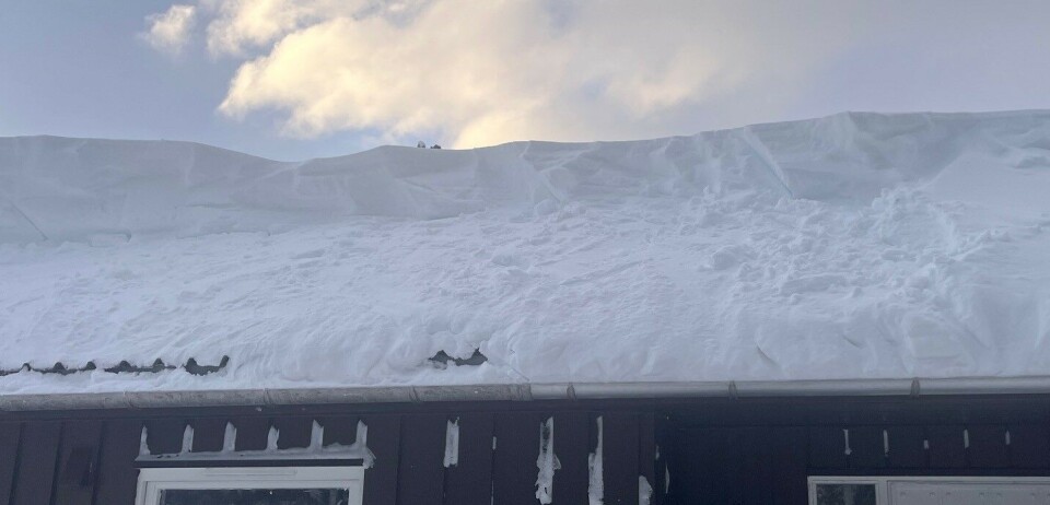 Hjelp med måking av tak Et tak med mye snø, der noe er måkt av.