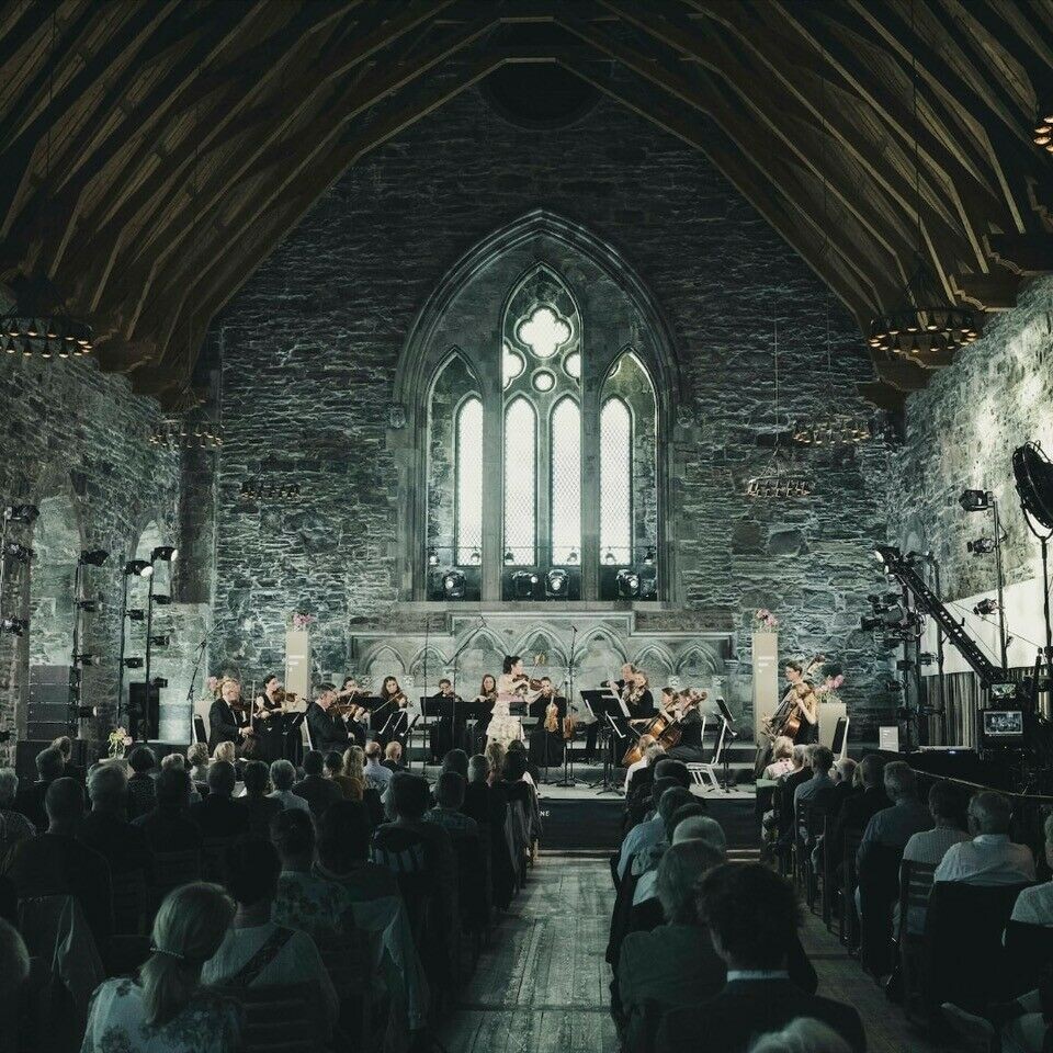 TrondheimSolistene med Ragnhild Hemsing Et orkester som spiller i ei stor gammel steinkirke.