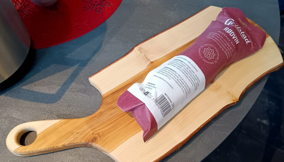 Premien, rødvinspølse på ei flott spekkfjøl Pølse på spekkfjøl