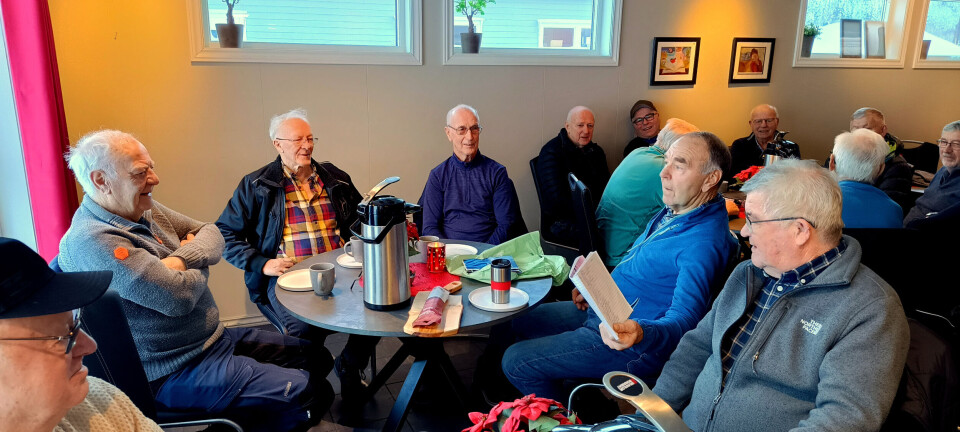Per Skjølsvold blar opp vinnaren og Johan Landsem kontrollerer under oppsyn av kaffegjengen. Kaffegjengen på YX-stasjonen