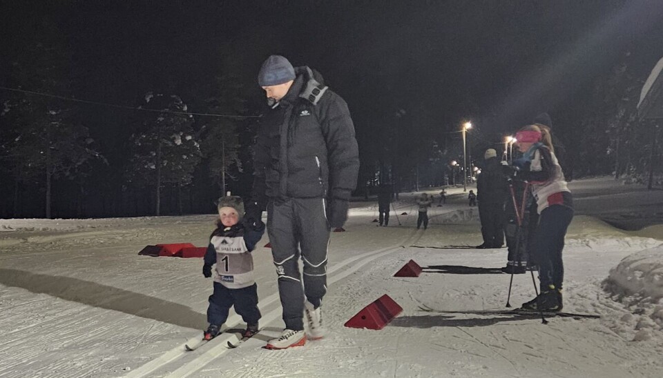 Startnummer 1 i klassen 0-8 år, går straks i mål etter å gått 500 meter i Rindal Sparebank Skicup på Igltjønna skistadion