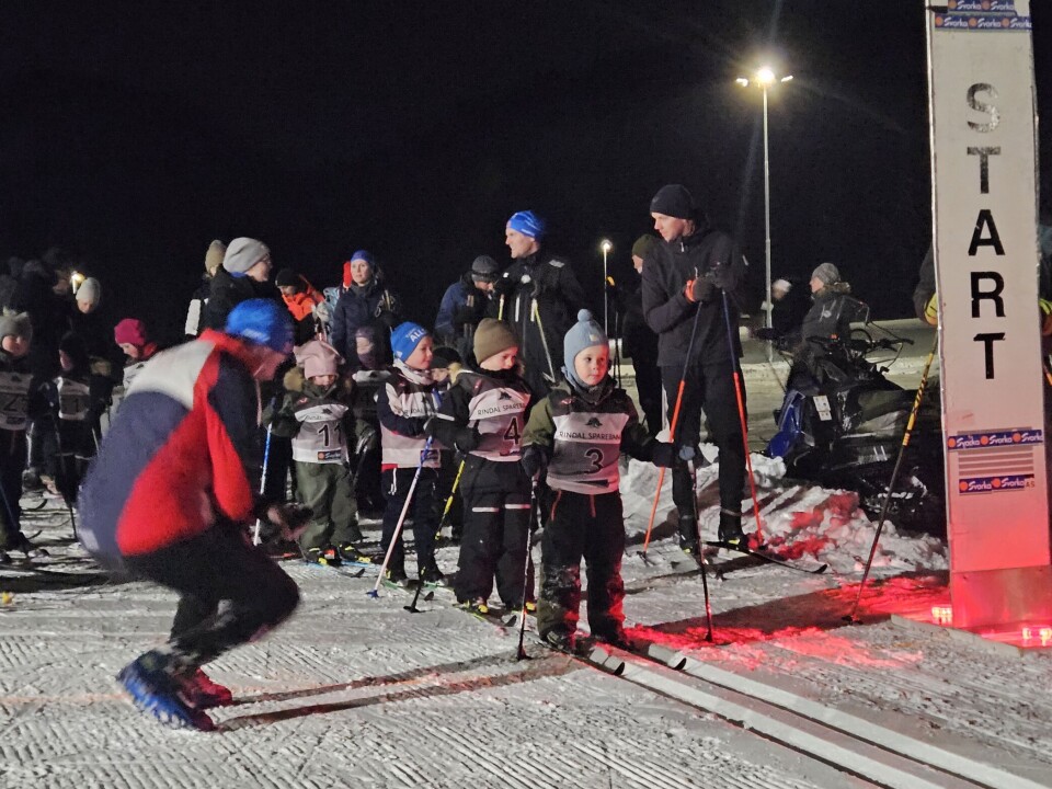 Startnummer 3 er klar til start. Startnummer 4 og 5 følger spent med Unge skiløpere på startstreken, starteren til venstre for sporet