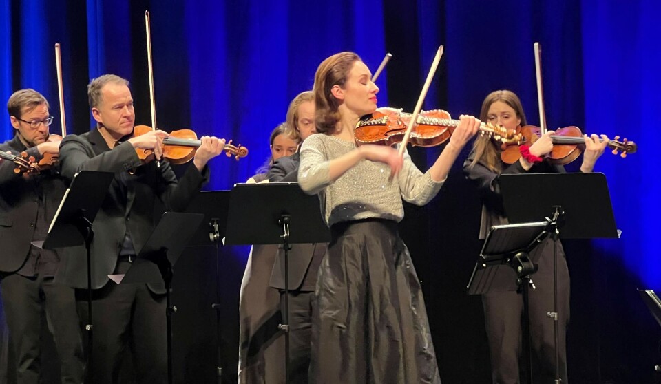 Ragnhild Hemsing ville hente fram inspirasjonskilden til Grieg - norsk folkemusikk og hardingfele. folk med strykeinstrument på scene