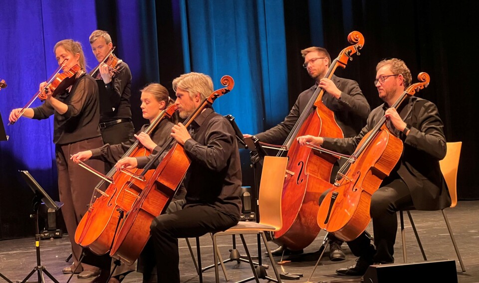 Både ny og gammel klassisk musikk ble fremført av TrondheimSolistene. folk med strykeinstrument på scene