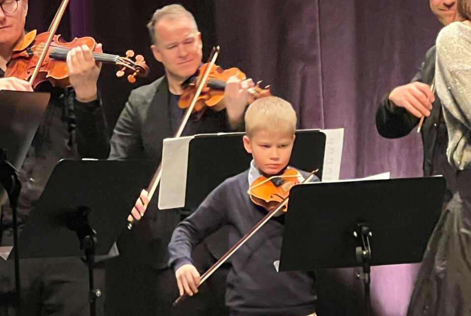 Unge, talentfulle kulturskoleelever var med på to av stykkene fra Peer Gynt. folk med strykeinstrument på scene