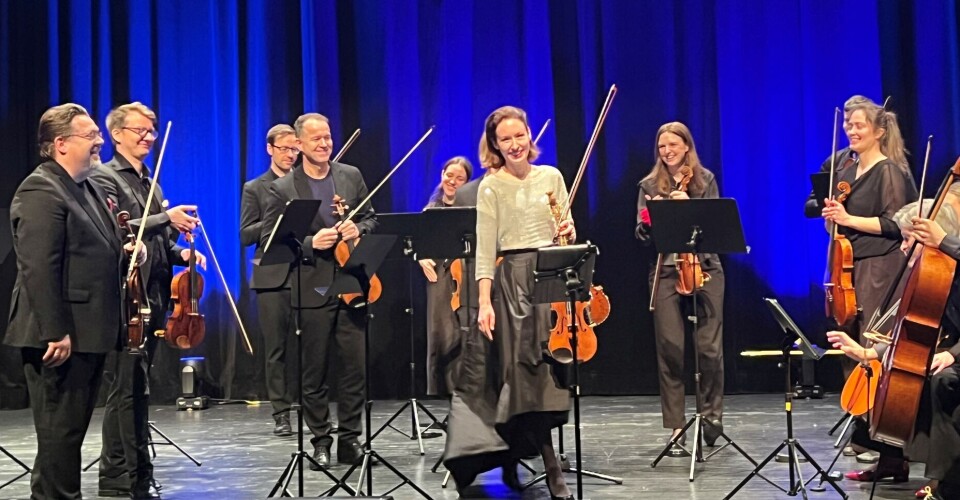 Takk for besøket! folk med strykeinstrument på scene