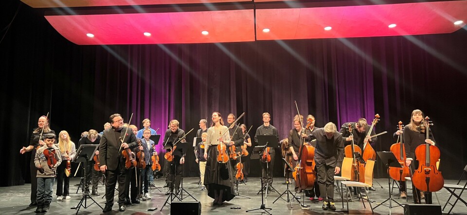 TrondheimSolistene og kulturskoleelevene tar imot en velfortjent applaus. folk med strykeinstrument på scene