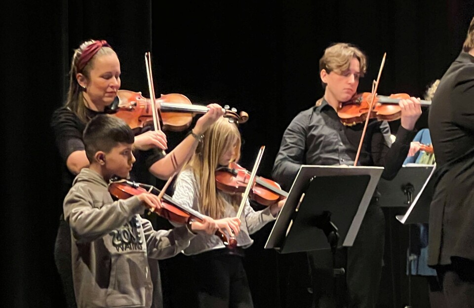 folk med strykeinstrument på scene