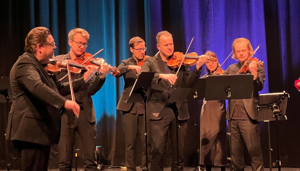 Surnadals egen fiolinist i TrondheimSolistene, Anders Larsen, var på plass på scenen. folk med strykeinstrument på scene
