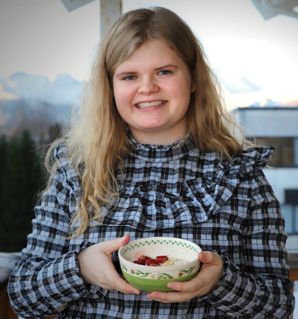 Dordi Lerum. NORSKETARIANAR: Norsk mat er rein, berekraftig og produserast av hardtarbeidande bønder. Likevel importerer vi mat frå land der folk lid av underernæring, samstundes som at enorme mengder norsk kjøt ligg på lager. Kven tener på dette – og kva kan vi som forbrukarar gjere? Ei ung dame som holder ei lita skål med mat foran seg.