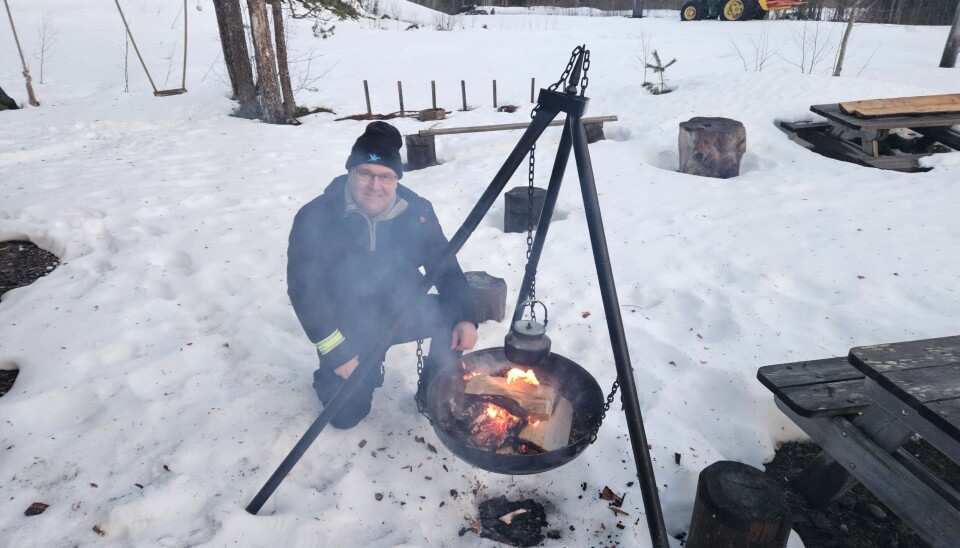 Ordførar Hugo Pedersen kokte bålkaffe. Ordfører Hugo på huk ved bålpanne