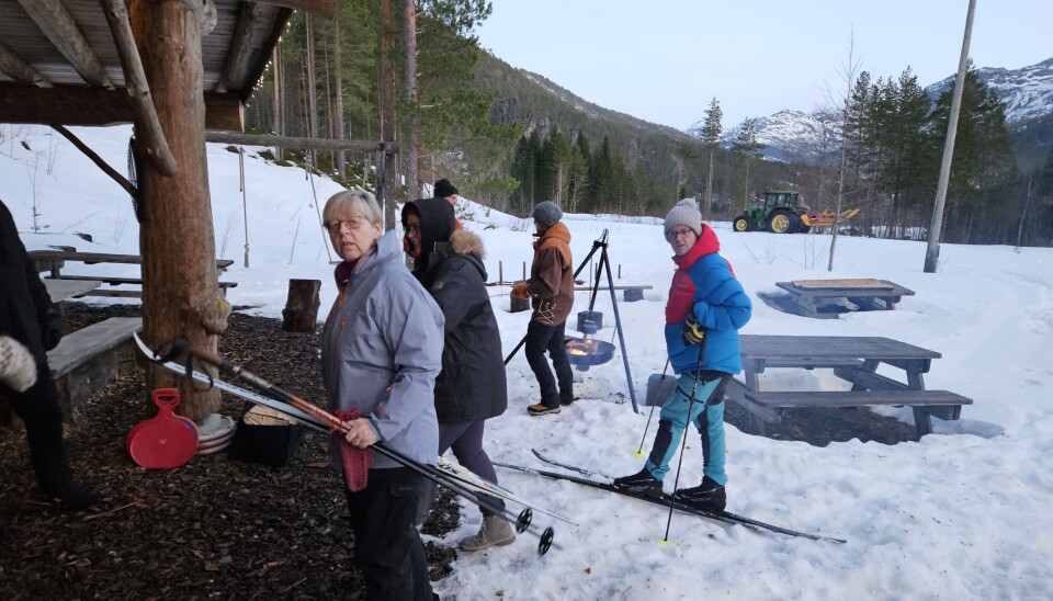 Nokre kom også gåande på ski til markeringa. Folk med ski utenfor gapahuk