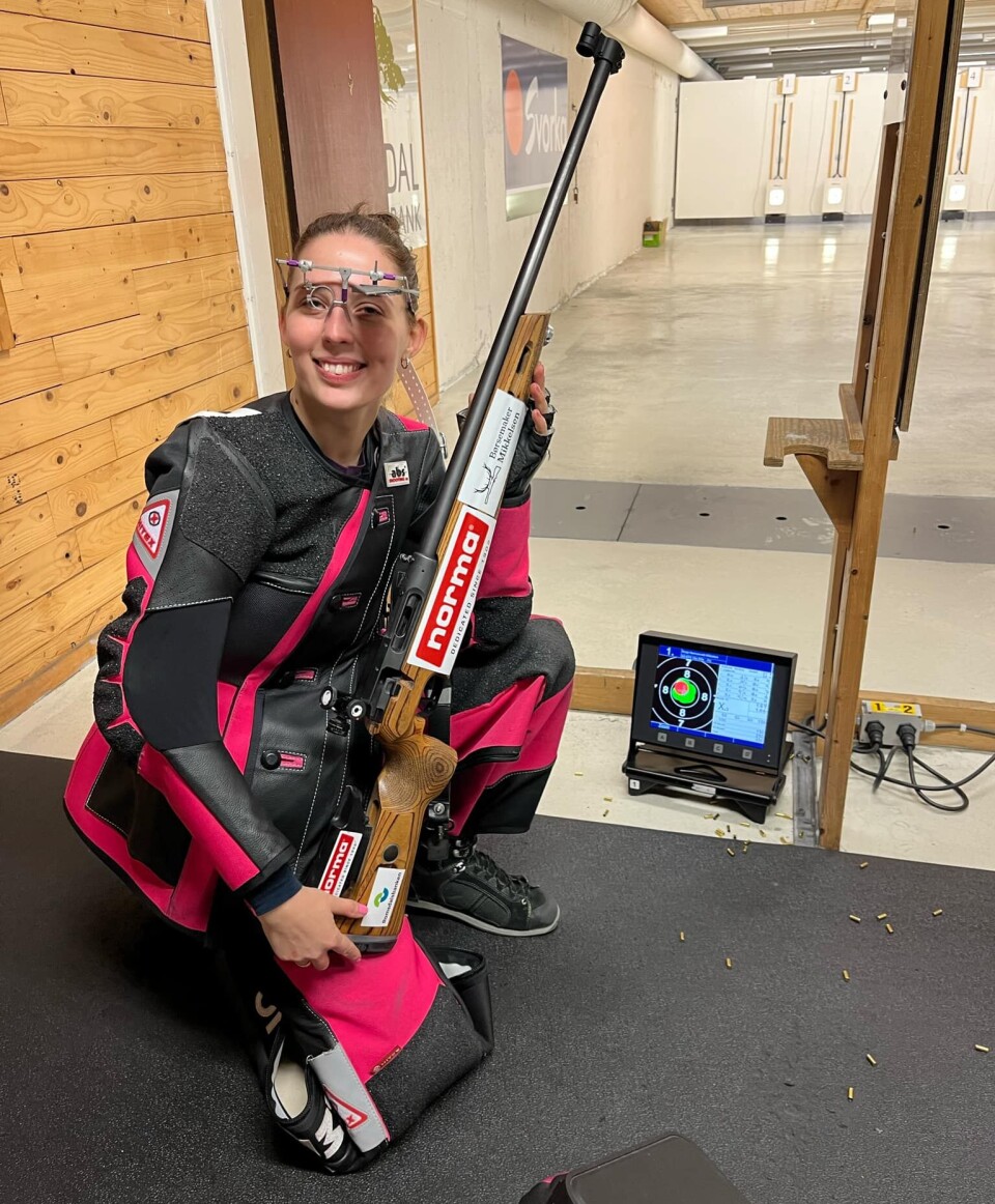 Ronja Hammervold-Mikkelsen, Eidsvåg og Eidsøra skytterlag, satte banerekord i Rindalshuset med 350 poeng forrige helg. Dame står på kne med våpen på standplass