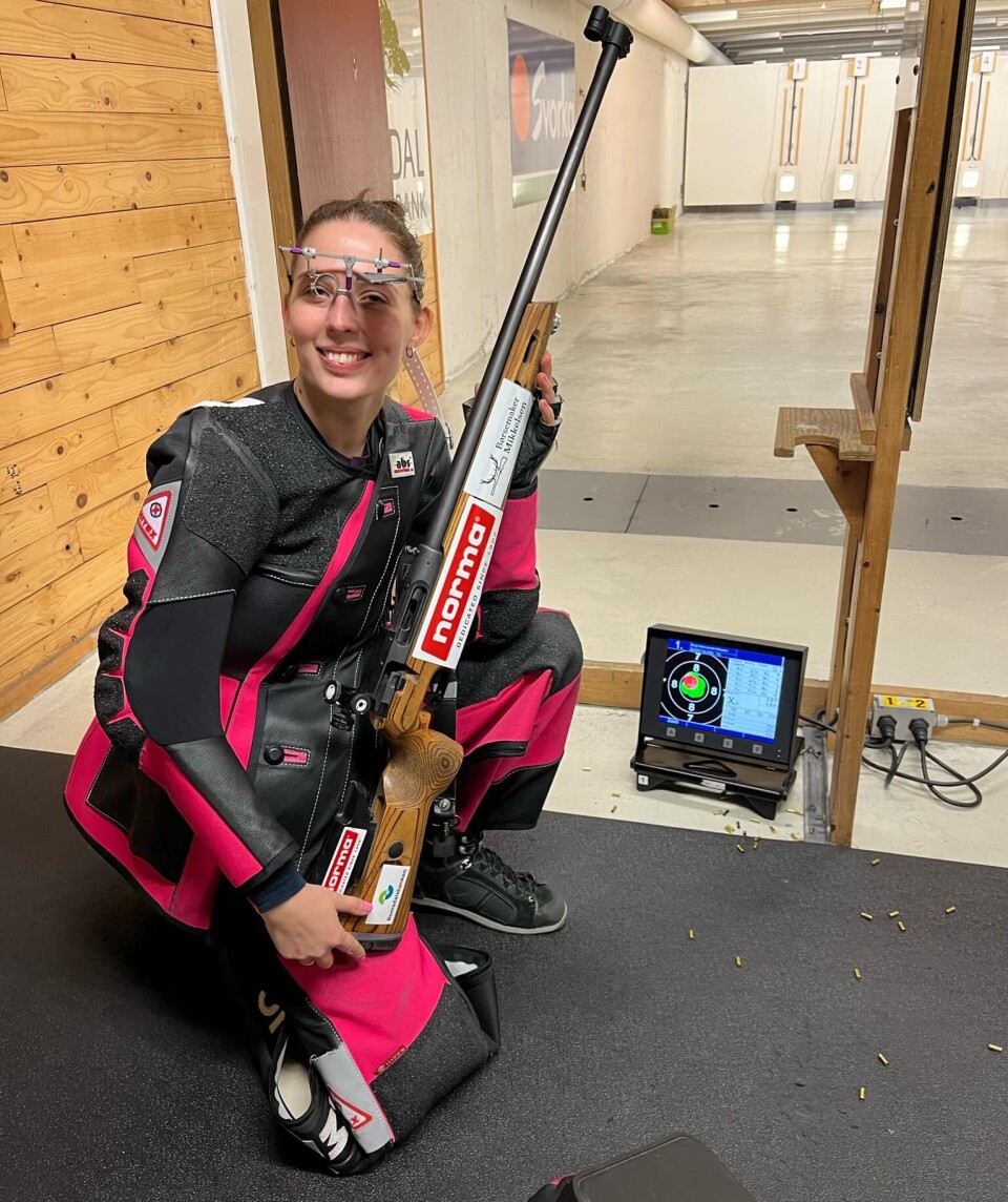 Ronja Hammervold-Mikkelsen, Eidsvåg og Eidsøra Skytterlag, satte ny banerekord (Klasse 5) i Rindalshuset lørdag med 350 poeng Dame står på kne med våpen på standplass