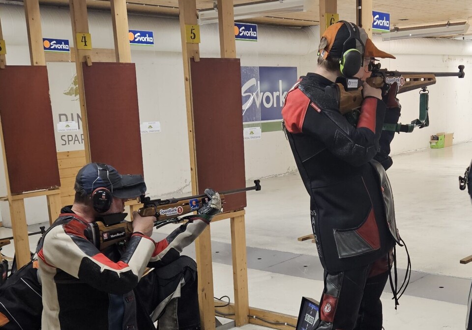 Aksel Skuggevik, Surnadal Skytterlag (Klasse V55) og Vegard Fjærli, Bæverdalen Skytterlag (Klasse EJ) To mannlige skyttere. En skyter knestående og en stående