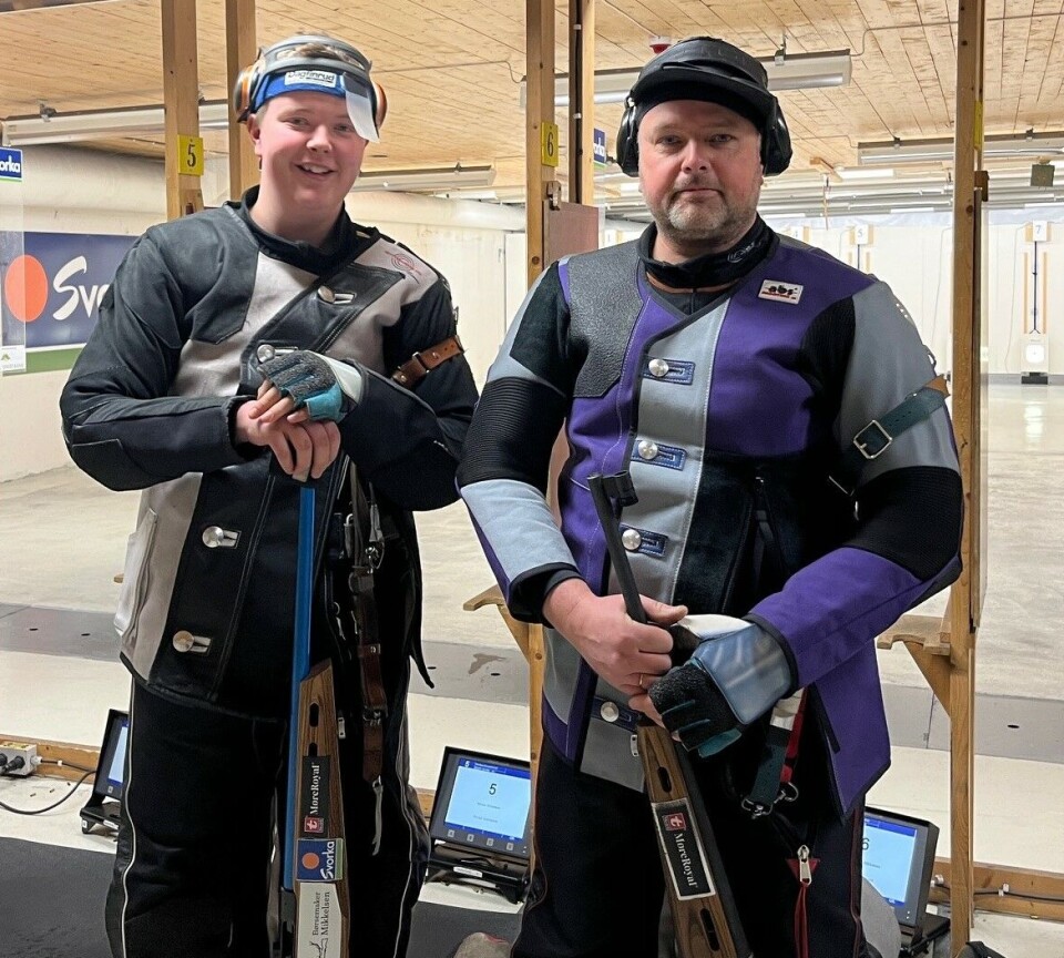 Marius Mikkelsen (klasse 4) og Trond Gullik Mikkelsen (klasse 5) fra Surnadal skytterlag skjøt på lag nr 18 i Rindal søndag. To skyttere ved en innendørs skytebane.