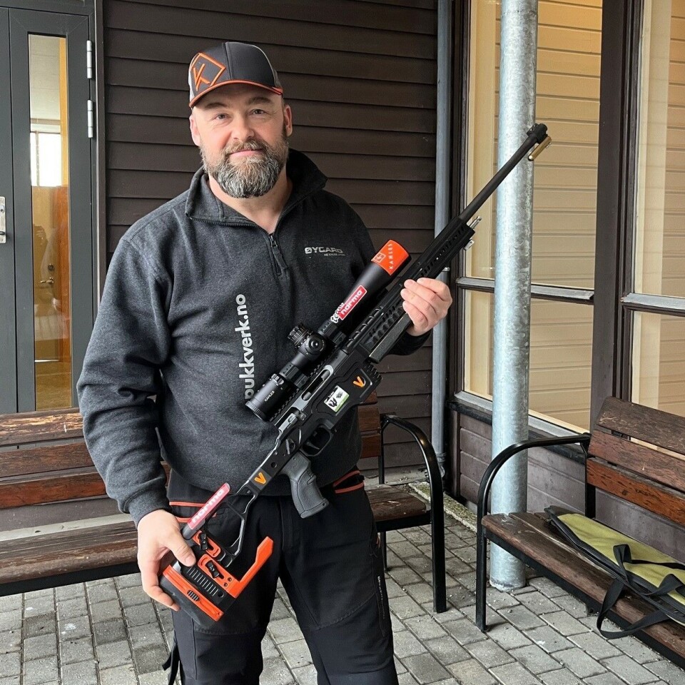 John-Arthur Skogås (Nidaros) vant kikkert-klassen både i Rindal og Surnadal. I Rindal skjøt han 349(22*), og i Surnadal imponerende 350(28*)! I kikkertklassen skyter man bare liggende, og det er ofte antall innertiere som blir avgjørende. En skytter oppstilt for fotografering, med rifle.