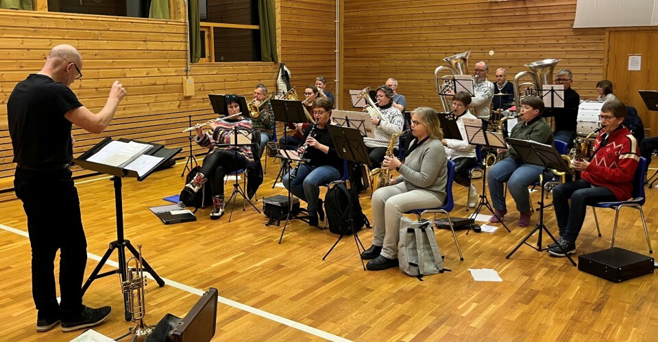 Blæst'n har faste øvinger i gymsalen på Øvre Rindal barnehage. Et musikkorps på øving.